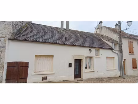 maison dans une cour avec jardin  garage et atelier non attenant