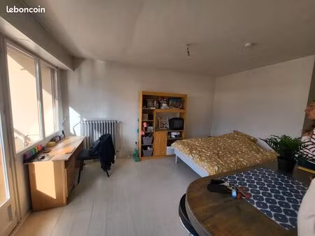 studio lumineux meublé