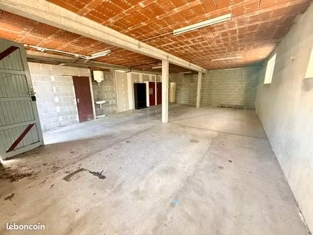 parking/box 100 m² auch