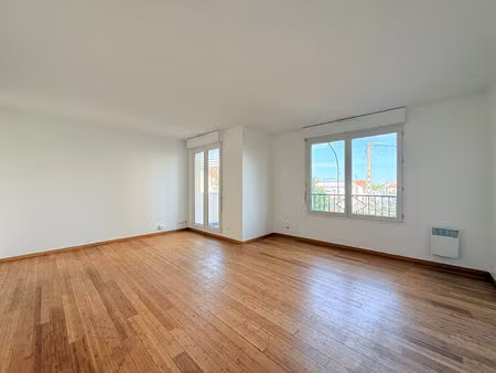ivry s/s  3p de 63m² avec balcon face tramway