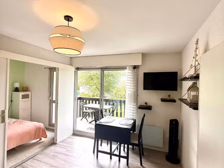 joli appartement t2 renové dans residence avec piscine proche plages et sentiers cotiers