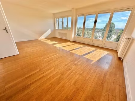venez decouvrir ce charmant t4 de 84 m² au 5eme etage avec ascenseur - coeur de villeurban