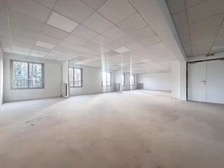versailles montreuil  bureau  parking securise  refait a neuf
