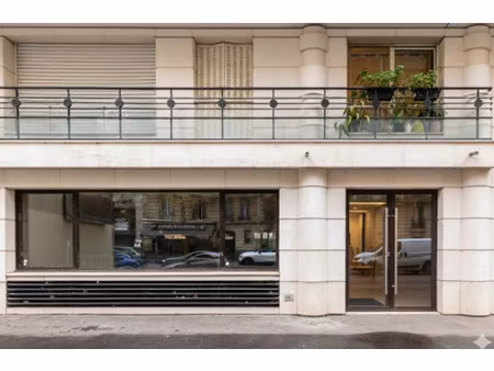 en location pure une boutique de 175m² disponible