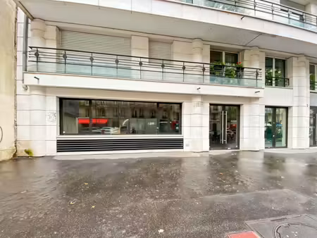 en location pure une boutique de 175m² disponible