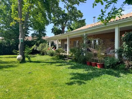 maison familiale au calme avec un jardin arboré.