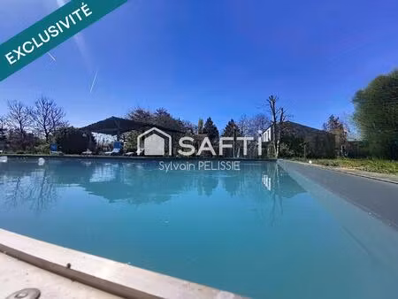 maison de 163m² lumineuse avec piscine et 5 suites  au calme de la campagne.