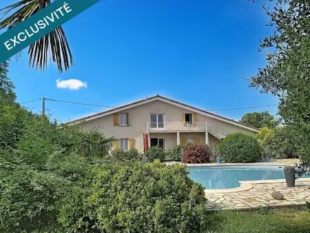 propriété de 300 m2 + garage + piscine avec pool house
