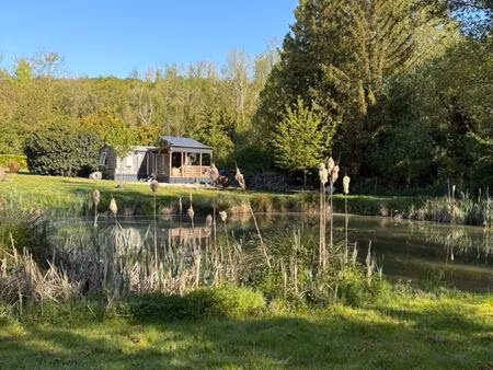 terrain avec étang et mobil home tout équipé