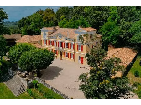 superbe manoir entouré de son parc arboré à proximité du lot