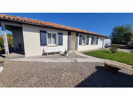 a proximité de ruffec  pavillon de plain-pied offrant trois chambres avec garage et jardin