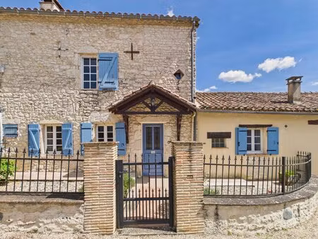 maison en pierre de caractère comprenant 3 chambres  avec jardin à proximité de duras