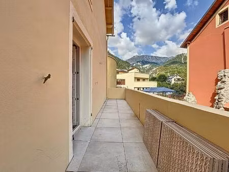 cœur de village - t2 avec balcon - entièrement rénové