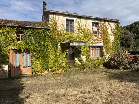 maison en pierre avec de grandes dépendances - thire 85210