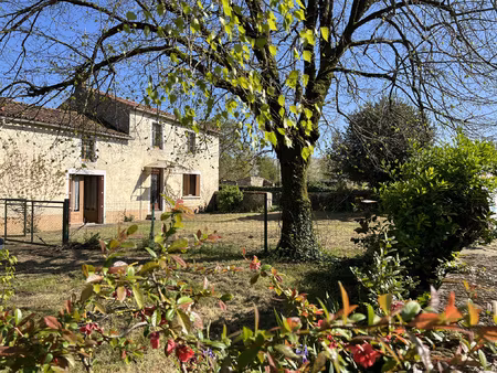 maison en pierre avec de grandes dépendances
