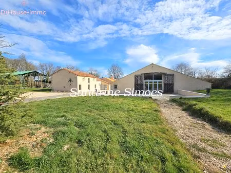 propriété de 230m2- 9 pièces- dépendances- terrain de 2 5 hectares et coup de pèche.