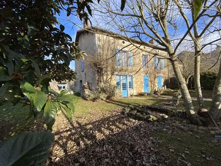 une belle maison avec dépendances et jardin proche d'une grande ville