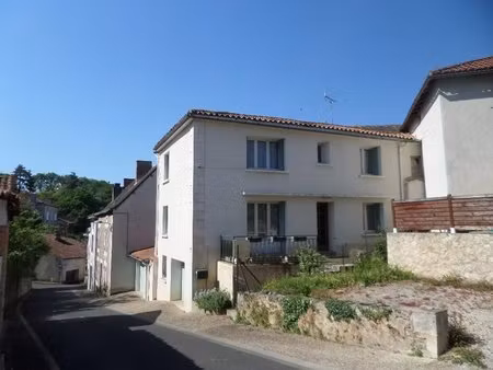 spacieuse maison de 3 chambres dans une ville animée