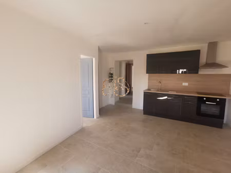 location appartement 3 pièces 44m² st gilles 30800
