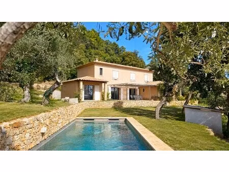 claviers   var . villa contemporaine avec vue dégagée  piscine et terrain de 5800 m²
