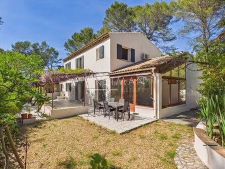 villa rénovée avec vue dans un quartier recherché - taradeau