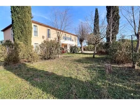 hôtel dans un endroit très intéressant près de la sortie d'autoroute - vidauban