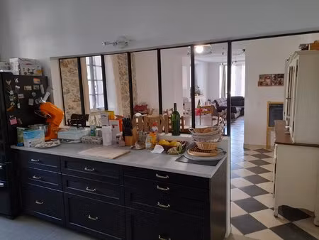 grande maison de ville rénovée qui ne manque pas de caractère