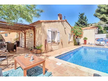 vitrolles  maison 5 pièces 106 m2 sur une parcelle d'environ 419m² avec piscine.