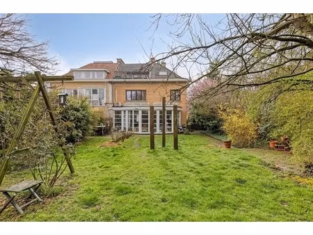 gelijkvloers appartement (159m²) met prachtige tuin