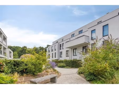 prachtig recent gelijkvloers appartement met 2 slaapkamers  tuin en parking