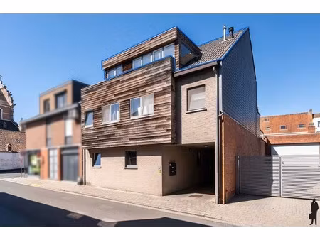 ruim  lichtrijk duplex-appartement gelegen in het centrum van hoogstraten