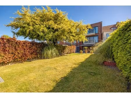 recent gelijkvloers appartement met staanplaats en tuin