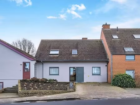 ruime woning met zuidgerichte tuin en open zicht.