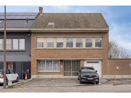 ruime woning met 4 slaapkamers te huizingen