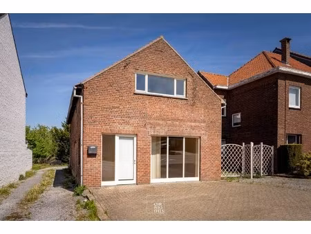 te renoveren handelspand met bovenwoning  gelegen op een ideale locatie en met veel potent