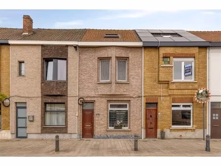 instapklare rijwoning op 230 m² met 3 slaapkamers  2 badkamers en grote garage.