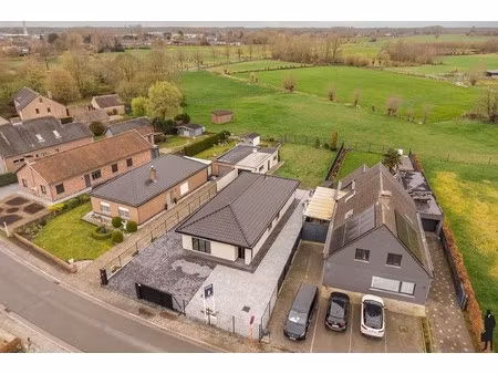 gerenoveerde bungalow met weids uitzicht en externe garage
