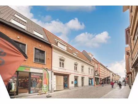 opbrengsteigendom met 21 kamers  1 studio en grote handelszaak