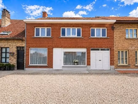 rumbeke - te renoveren woning met tuin  garage en uitweg achteraan