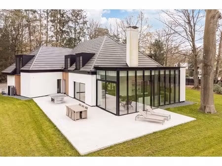 luxueuze vernieuwbouwvilla met high-end afwerking
