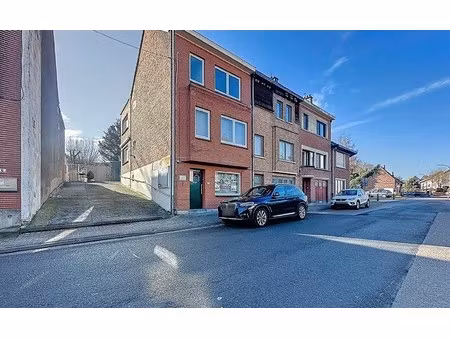 renovatieproject met potentieel: driegevelwoning met atelier  tuin en parking in hartje we