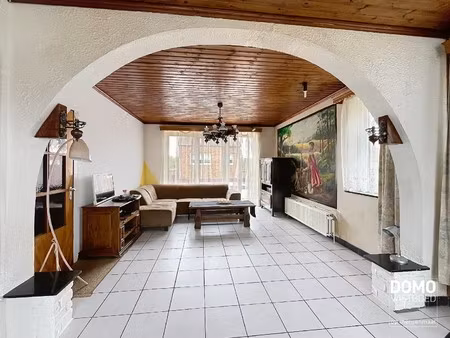 volledig te renoveren woning met twee slaapkamers  inpandige garage op een perceel van 5a3