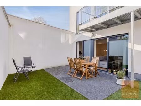 stijlvol en recent appartement met tuin en patio