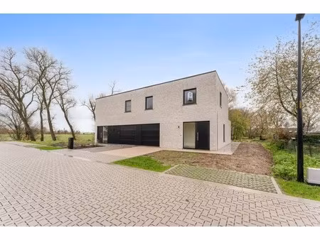 moderne woningen op een rustige en groene ligging te zarren.