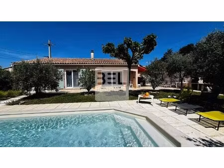 elegante villa de plain pied avec piscine et jardin arbore