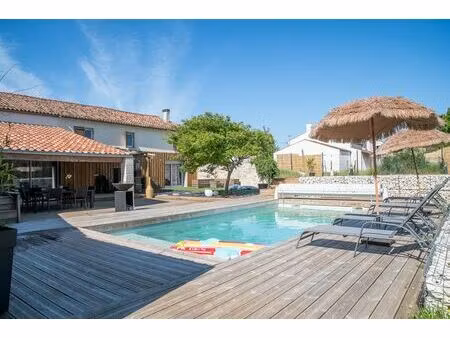 julia - maison familiale aux prestations soignées  avec piscine et jardin à bords