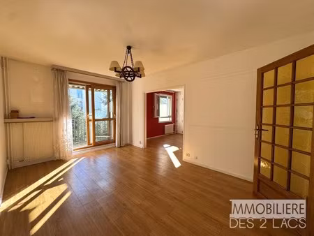 bel appartement traversant  à rafraichir + garage en sus