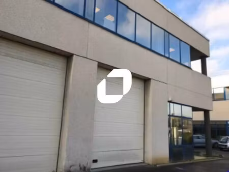 location local d'activités 702 m²