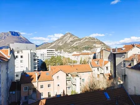 très belle vue sur la bastille et le moucherotte t2 traversant avec galeta et cave petit p