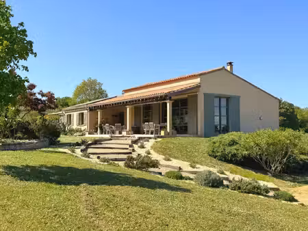 propriété écologique tout confort dans un écrin de verdure